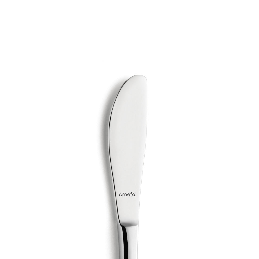 Silbernes Buttermesser auf weißem Hintergrund.