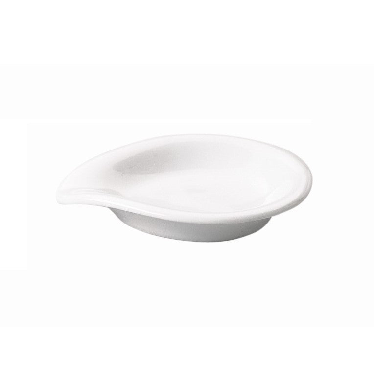 Weißer Porzellanteller mit geschwungener Form.