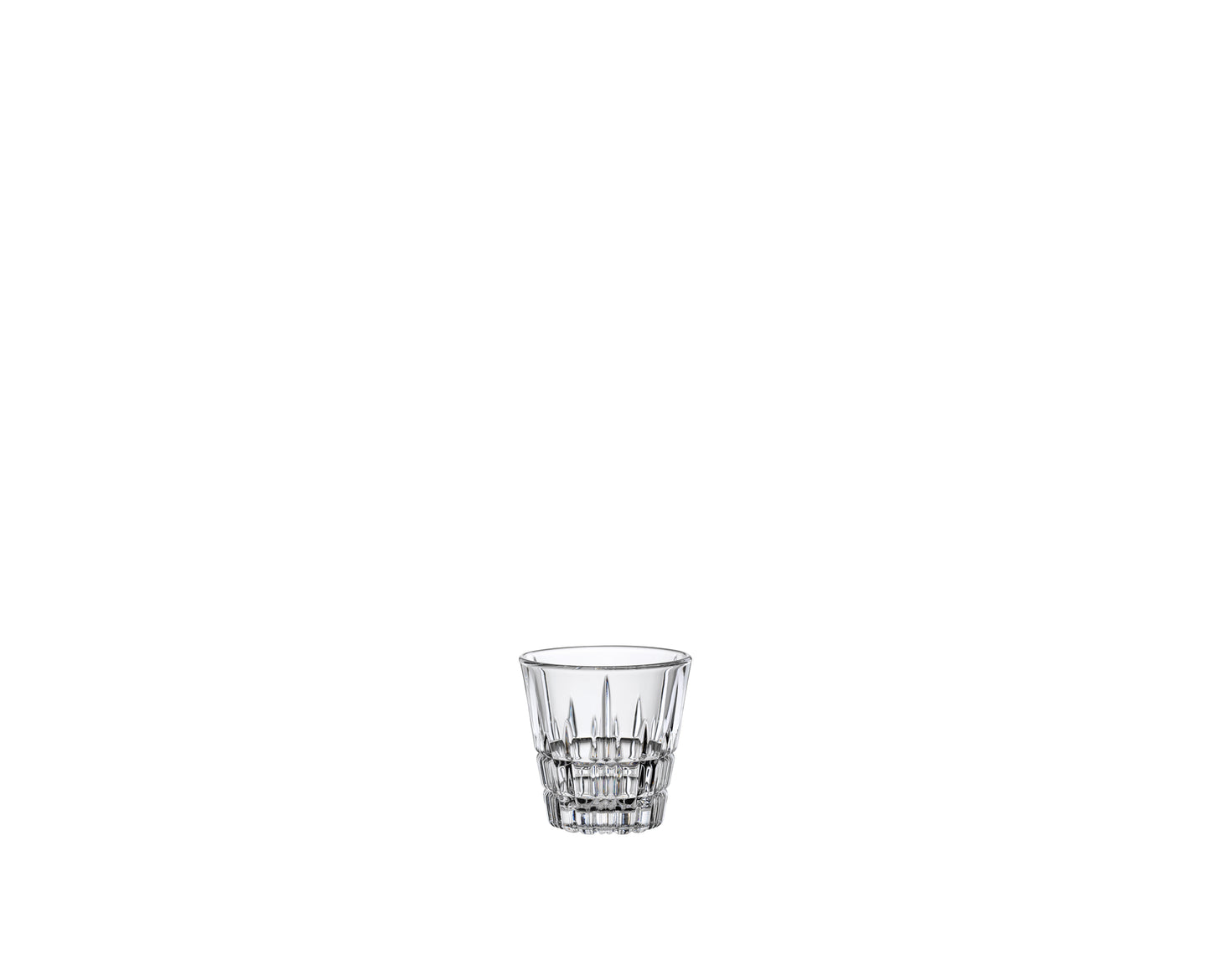 Leeres, facettiertes Trinkglas auf Weiß.