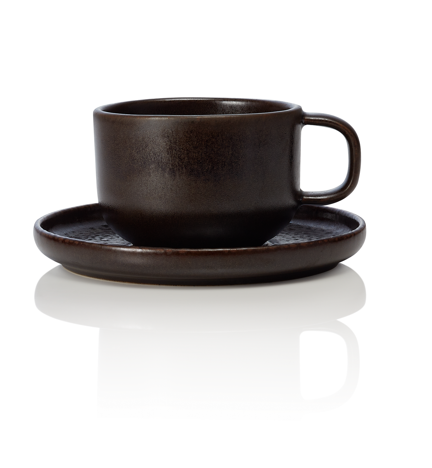 Dunkle Tasse auf Untertasse.