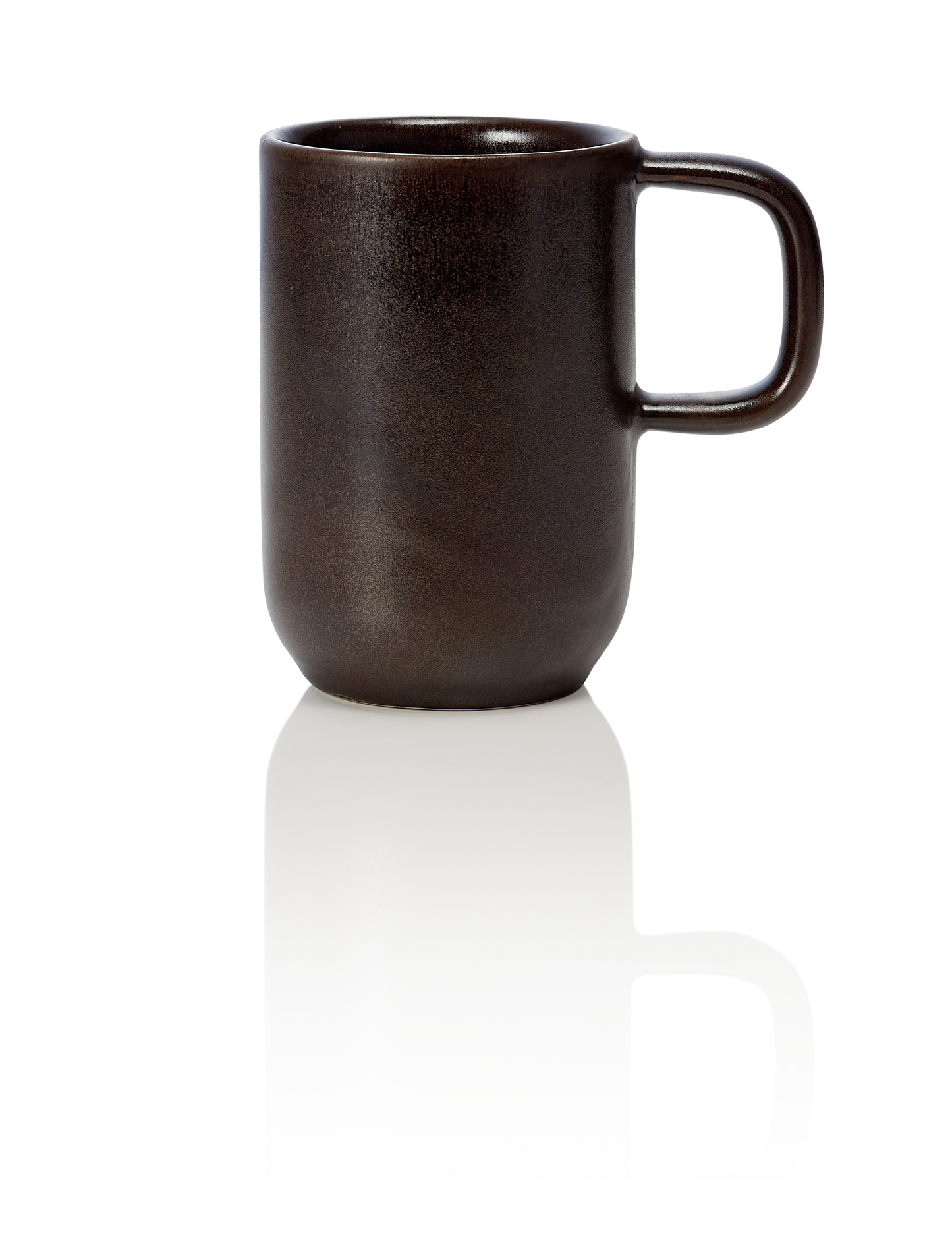 Braune Tasse auf weißem Hintergrund.