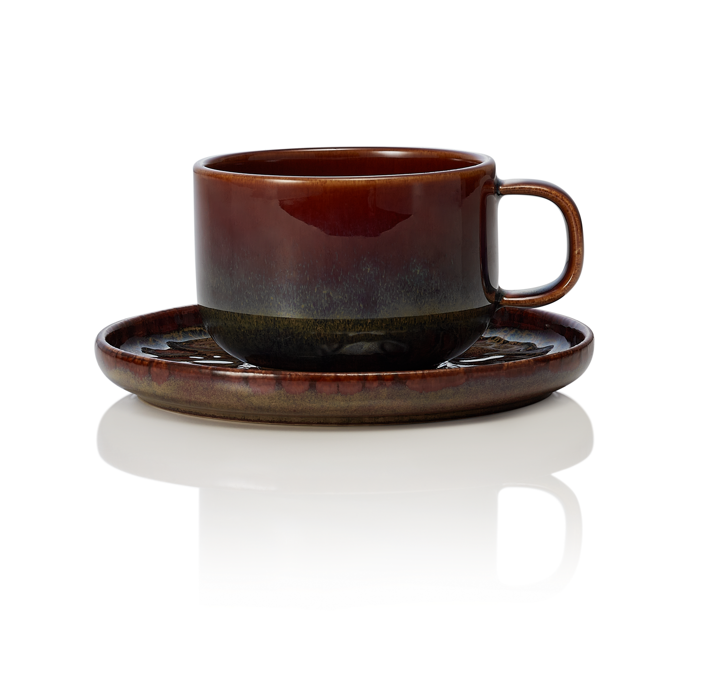 Braune Tasse auf Untertasse.