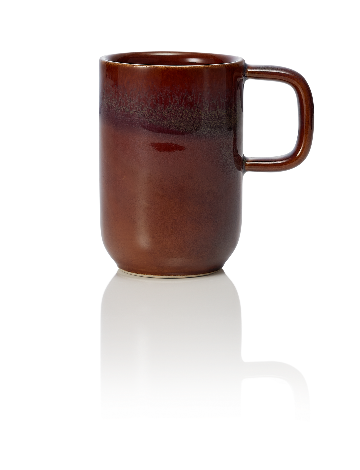 Braune Keramiktasse auf weißem Hintergrund.