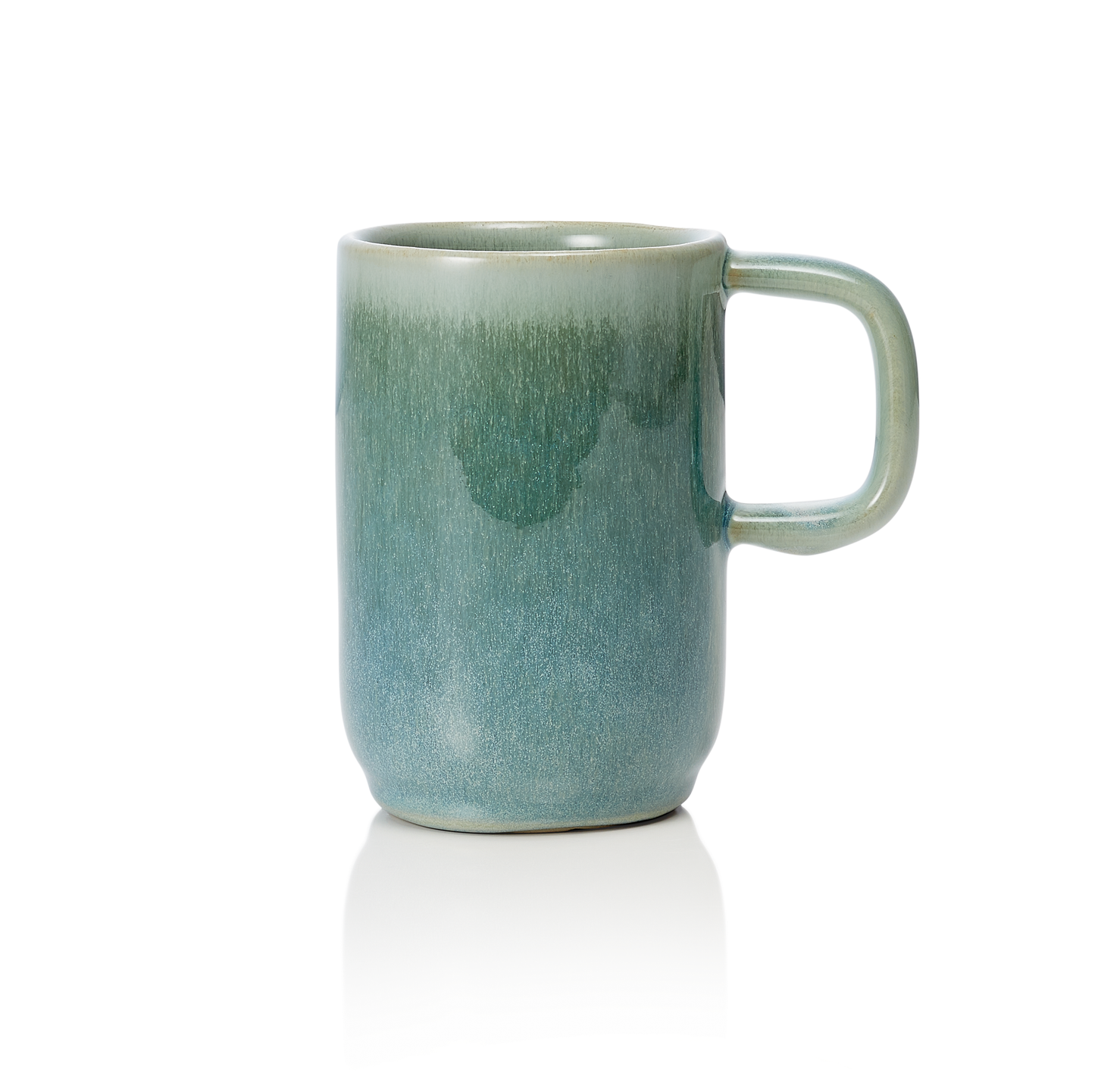 Grüne Keramiktasse auf weißem Hintergrund.