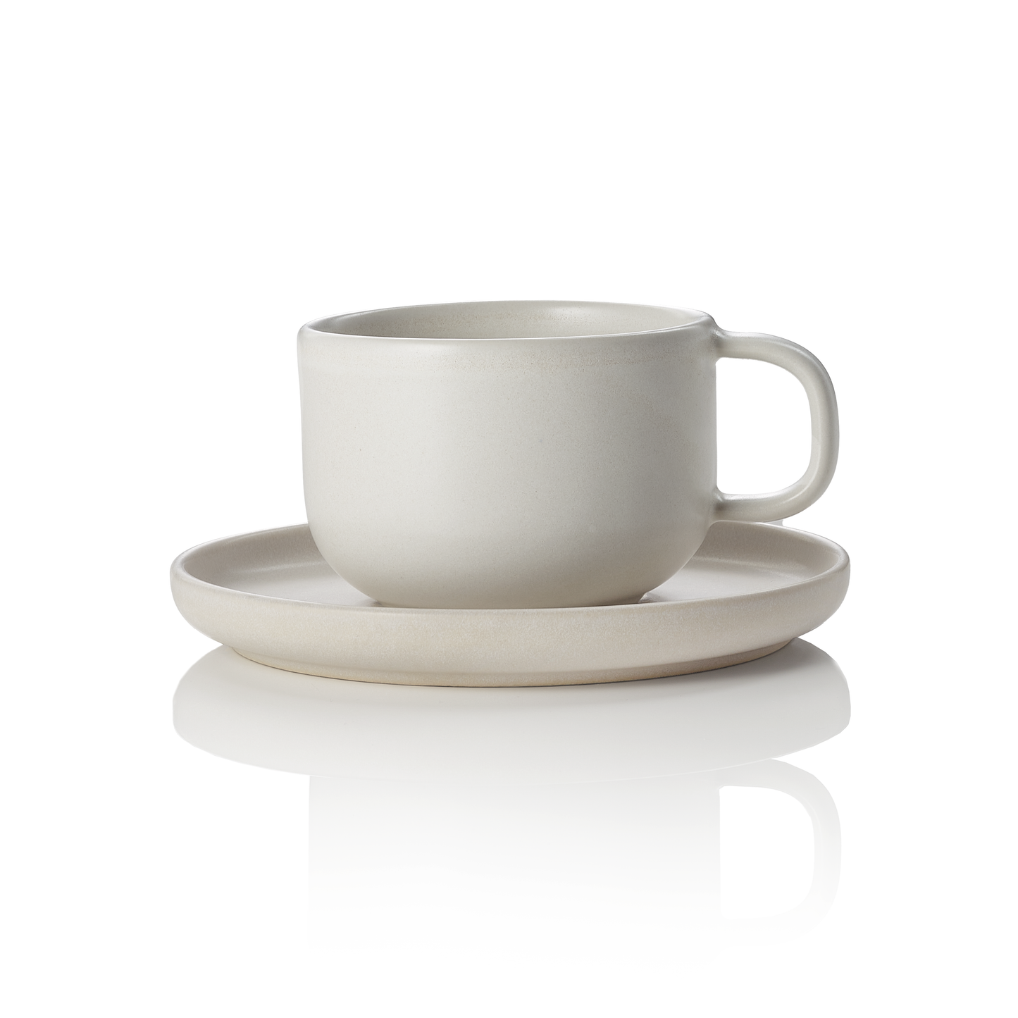 Tasse und Untertasse aus Keramik.