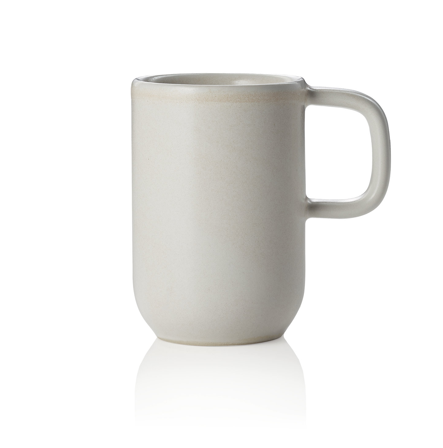 Weiße Tasse mit Henkel.