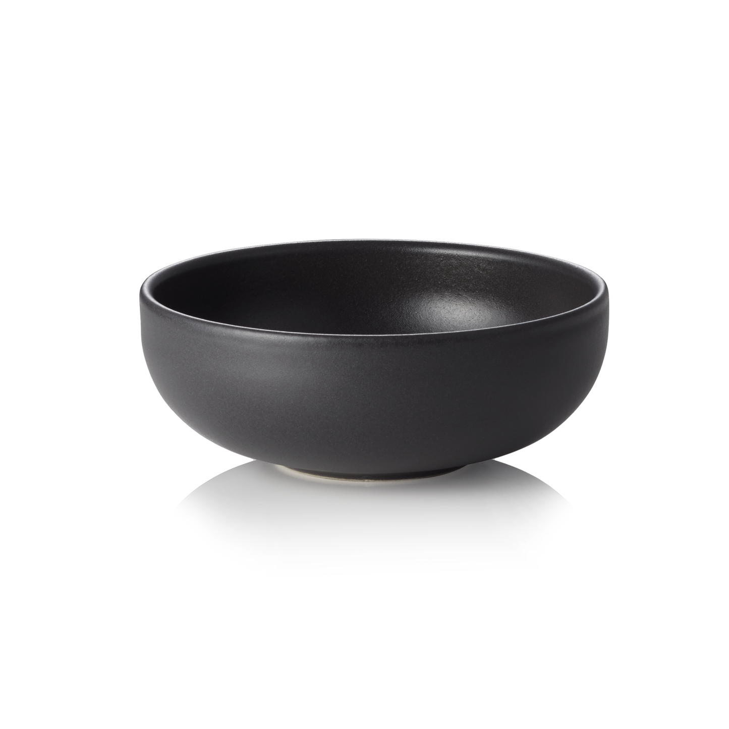Schwarze Schüssel auf weißem Hintergrund.