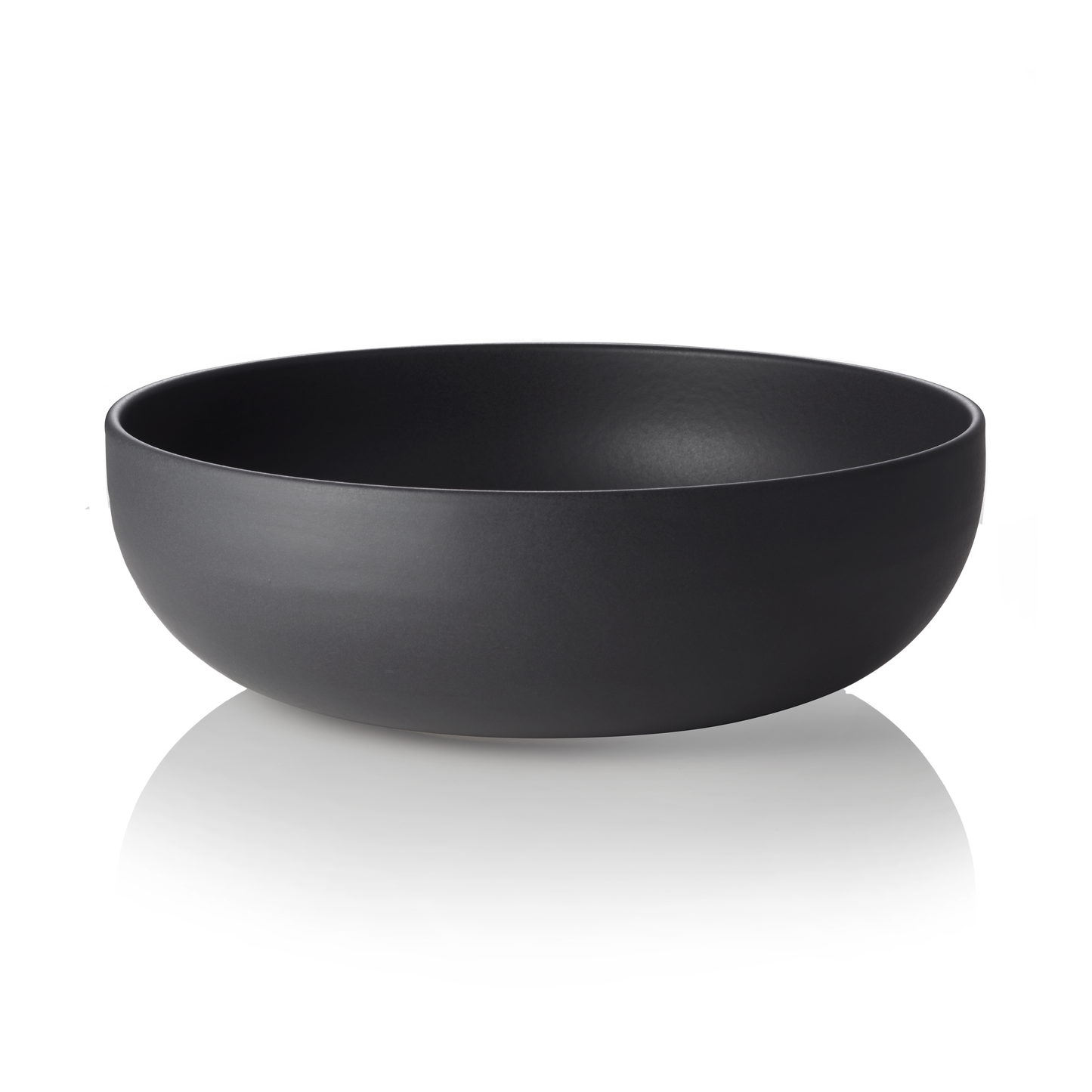 Schwarze Schüssel auf weißem Hintergrund.
