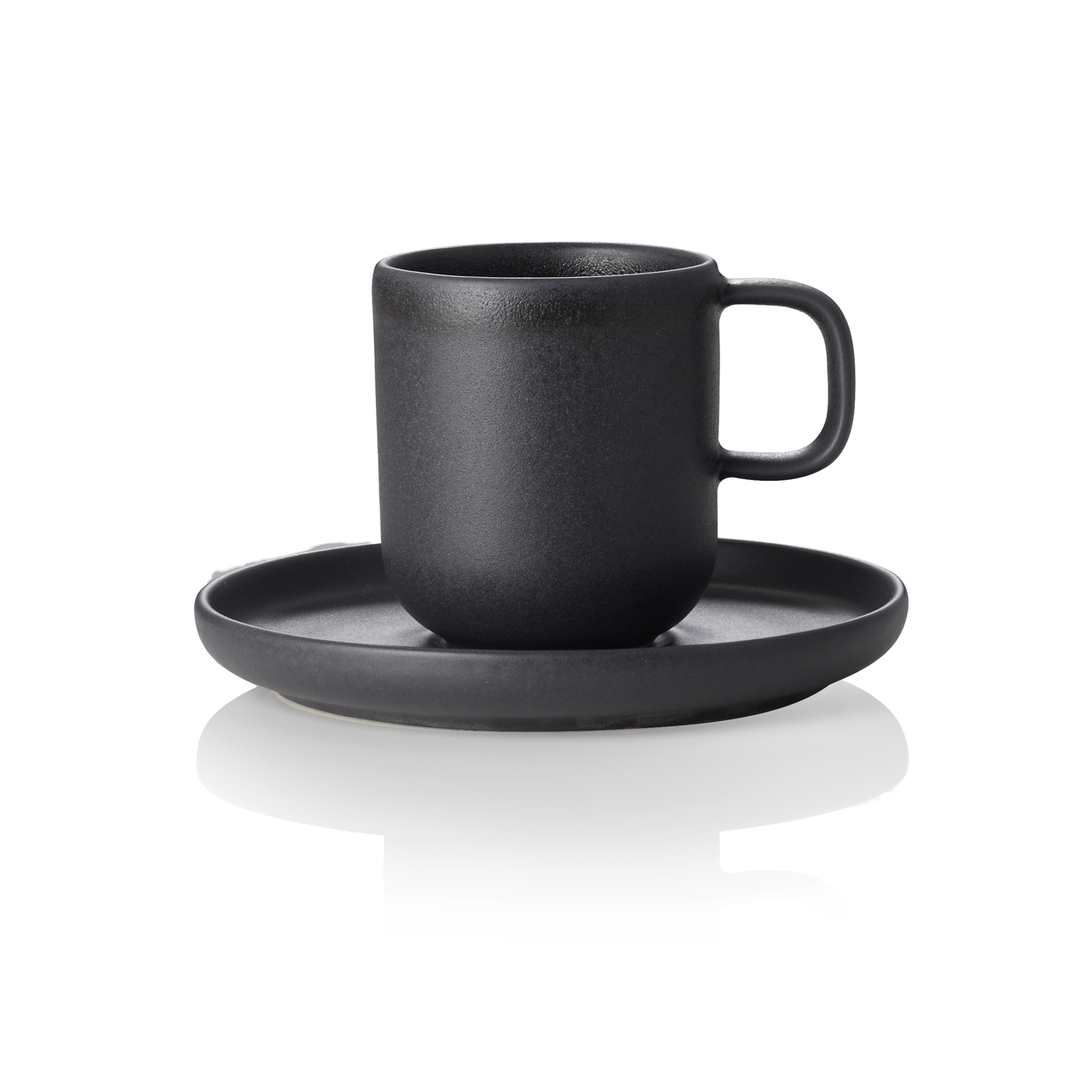Schwarze Tasse auf Untertasse.