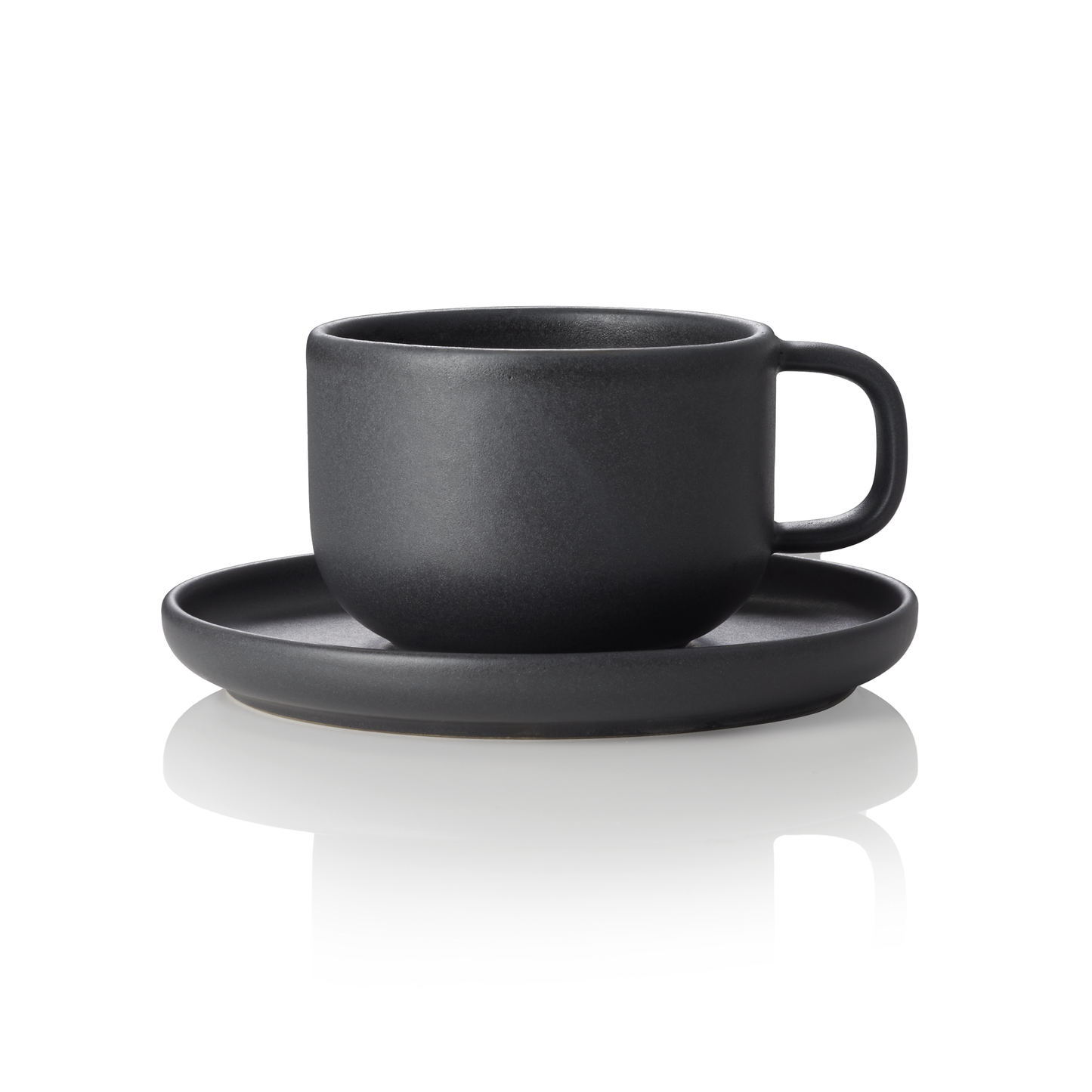 Schwarze Tasse auf Untertasse.
