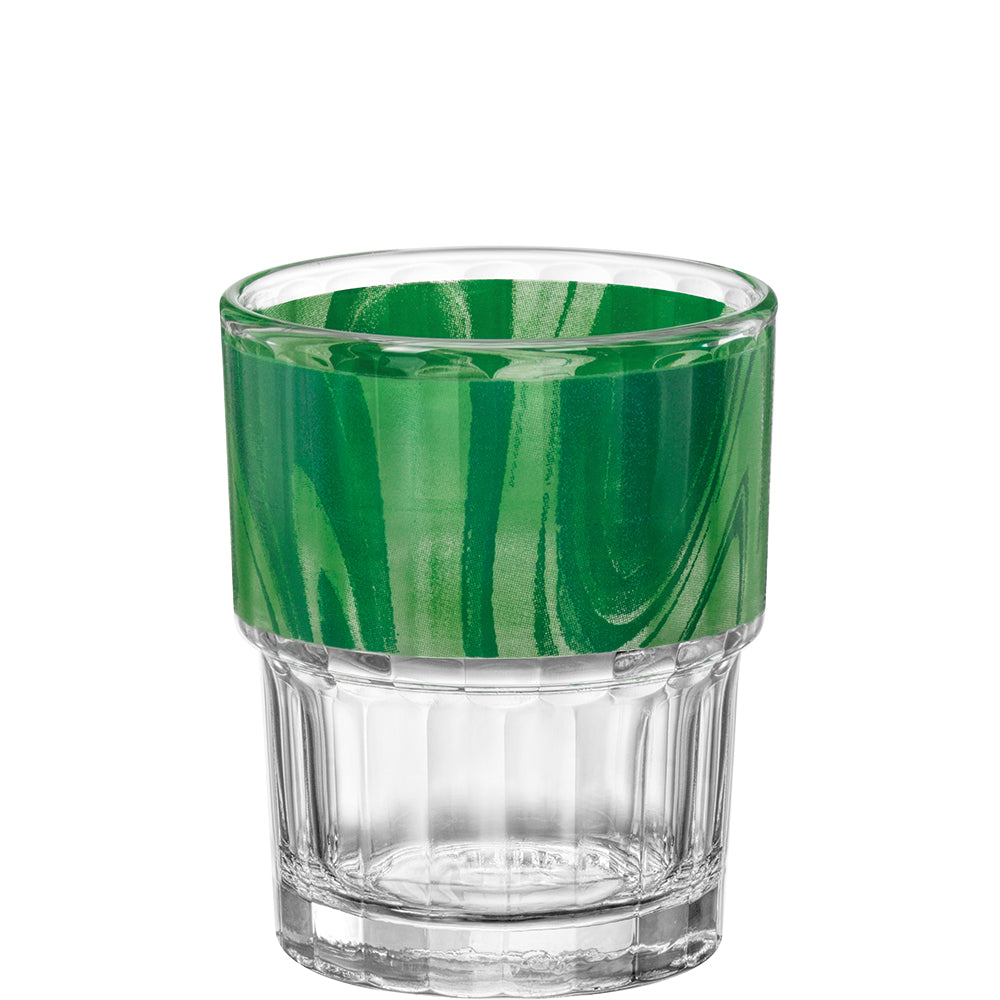 Schnapsglas mit grünem Getränk