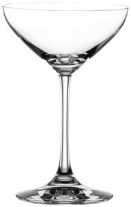 Cocktailglas auf weißem Hintergrund.