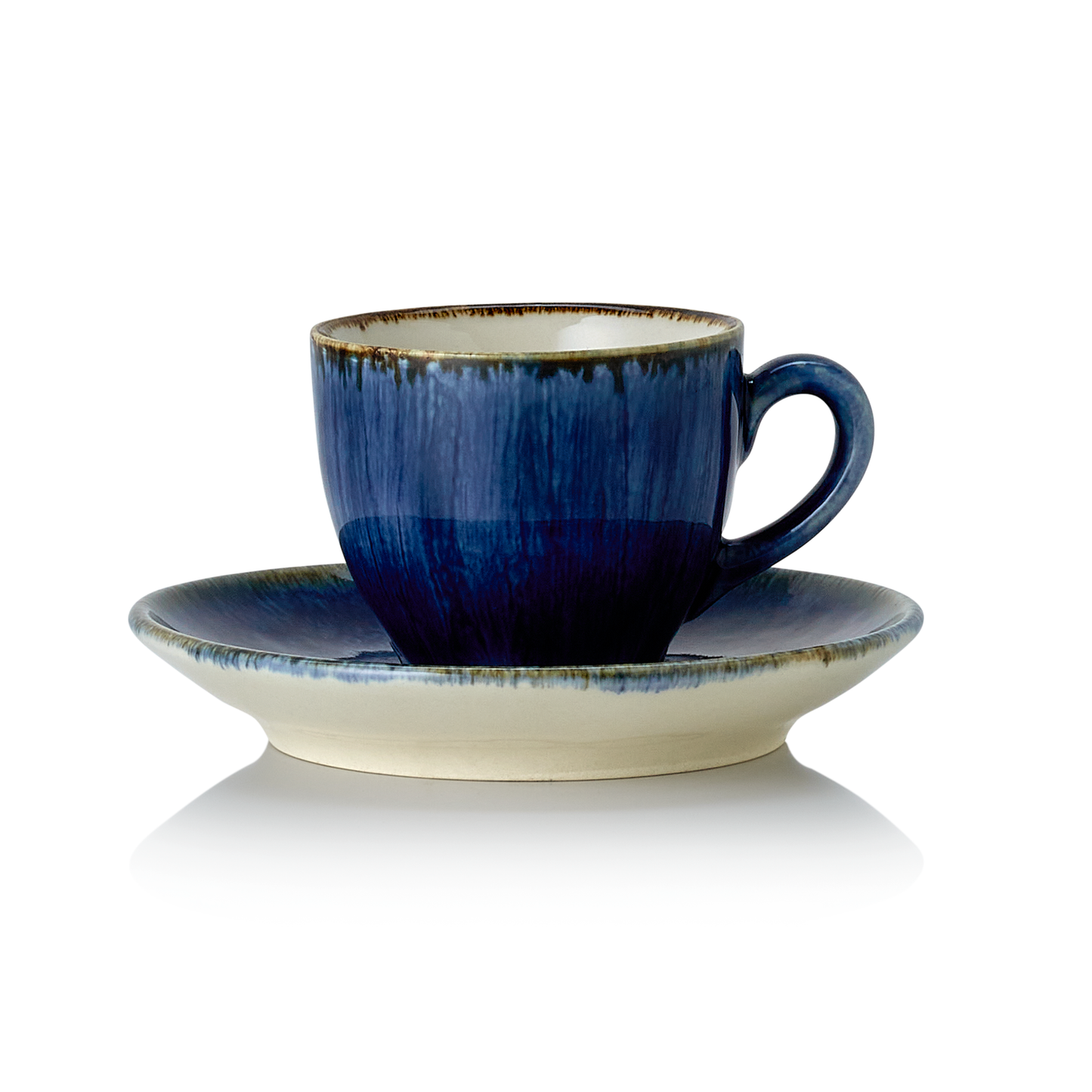 Blaue Tasse auf Untertasse.