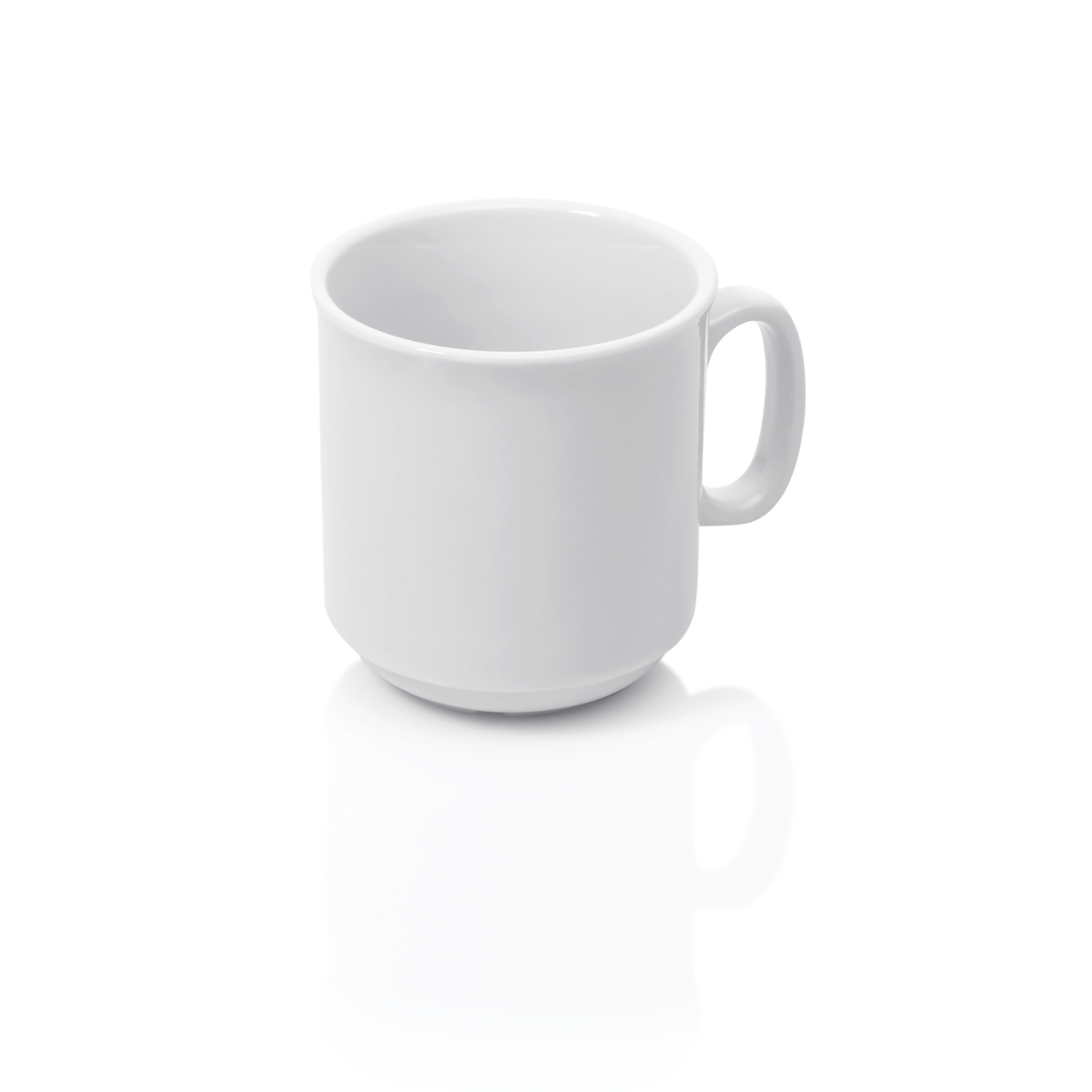 Weiße Tasse auf weißem Hintergrund.