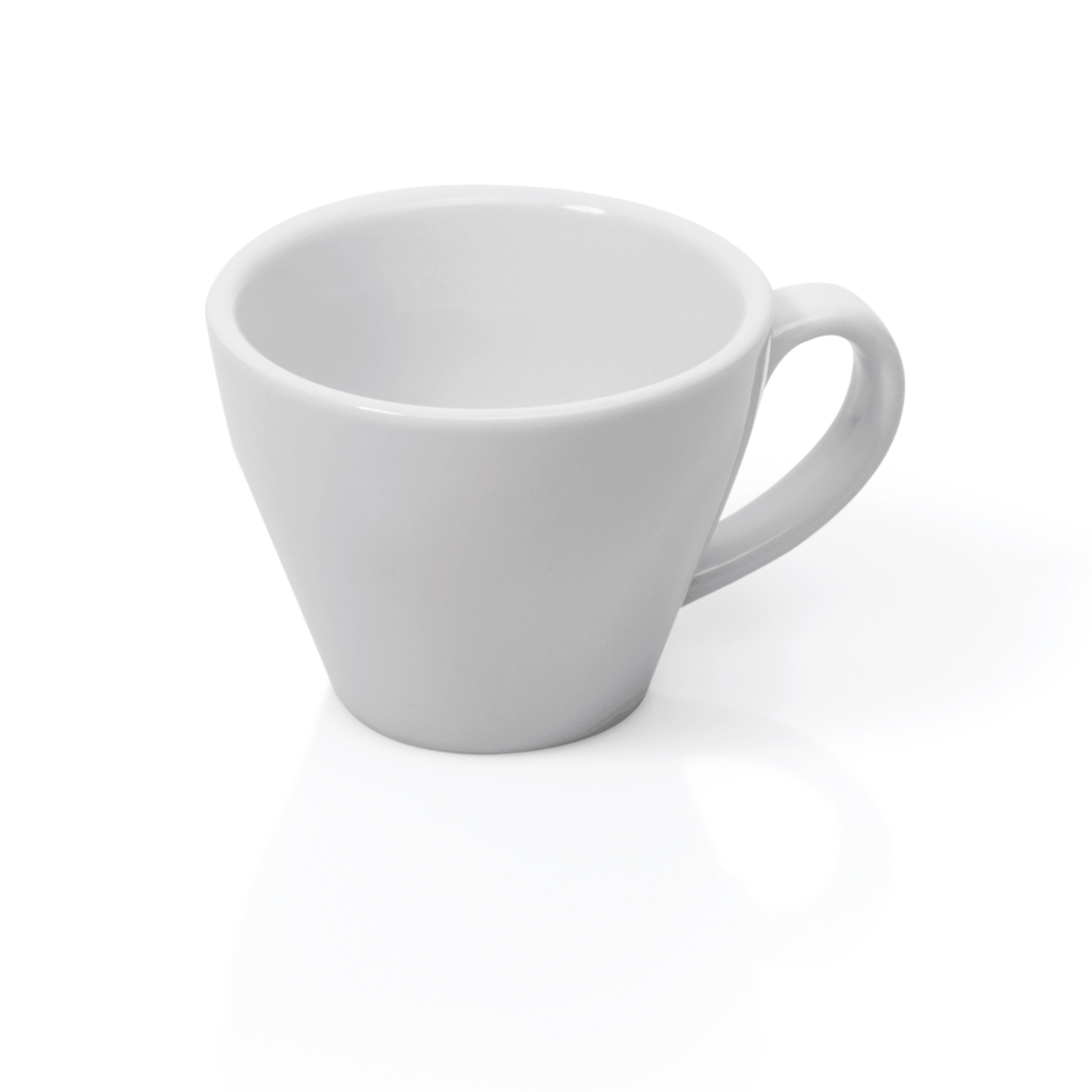 Weiße Kaffeetasse auf weißem Hintergrund.