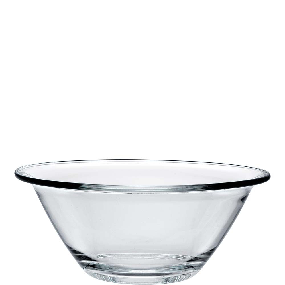 Transparente Glasschüssel auf weißem Hintergrund.