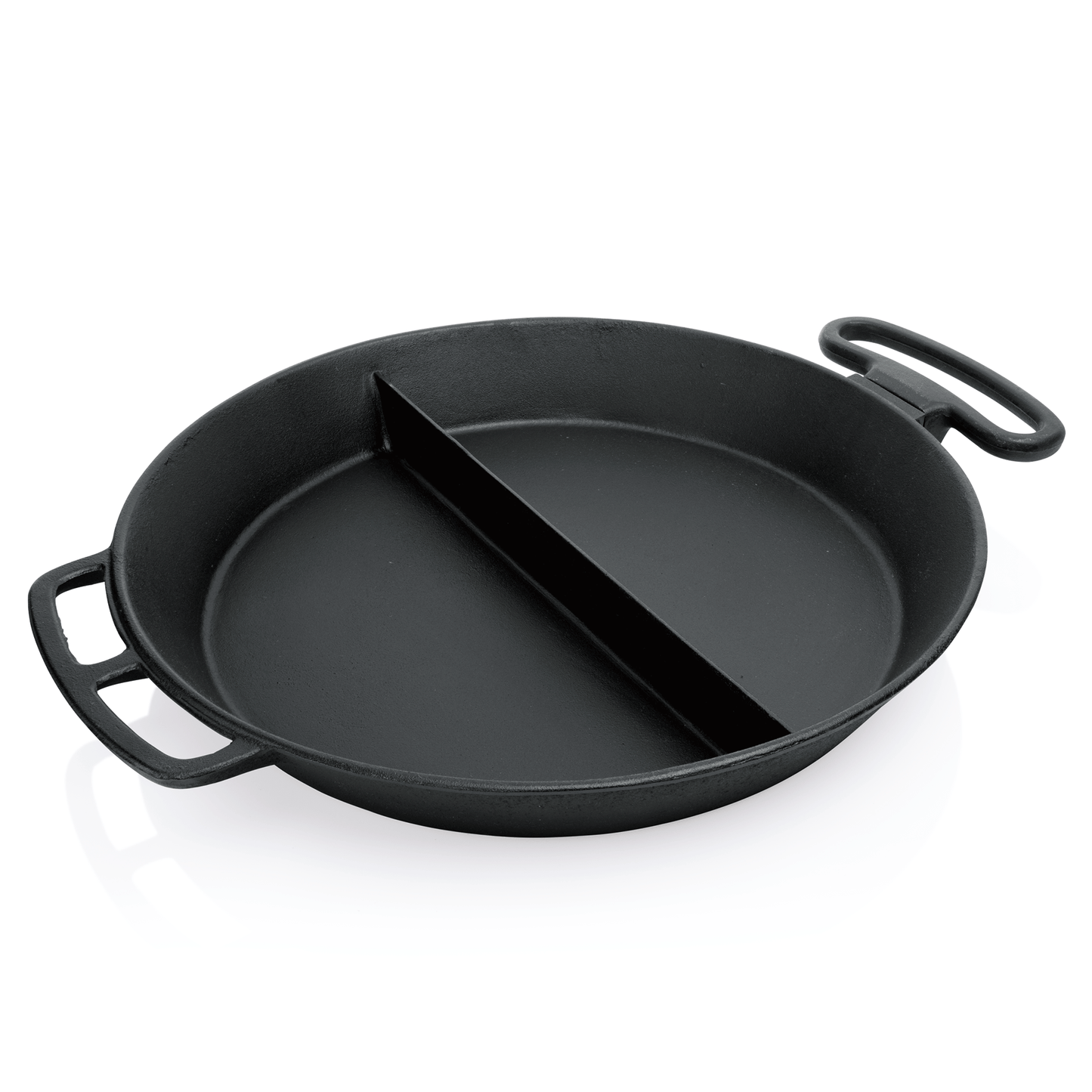 Schwarze Pfanne mit Trennwand.