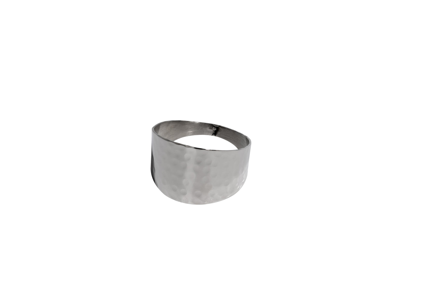 Metallring mit gehämmerter Oberfläche.