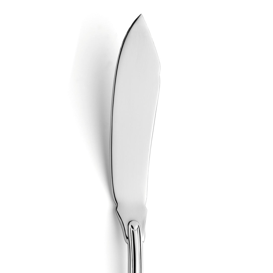 Silbernes Fischmesser auf weißem Hintergrund.