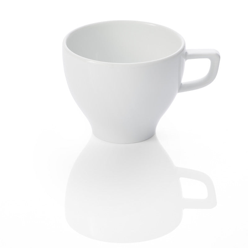 Weiße Tasse auf weißem Hintergrund.
