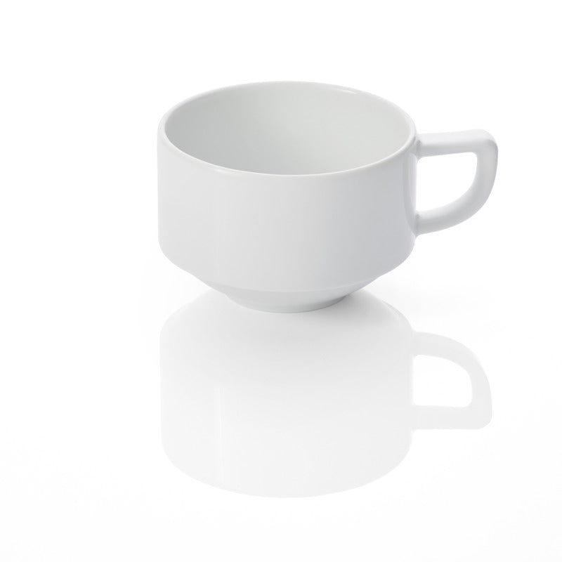 Weiße Tasse auf reflektierender Oberfläche.