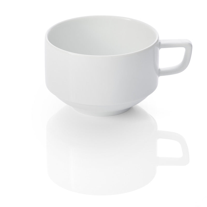Weiße Tasse auf reflektierender Oberfläche.