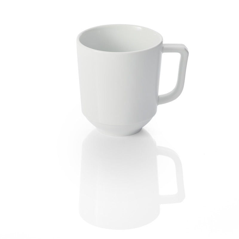 Weiße Tasse auf reflektierender Oberfläche.