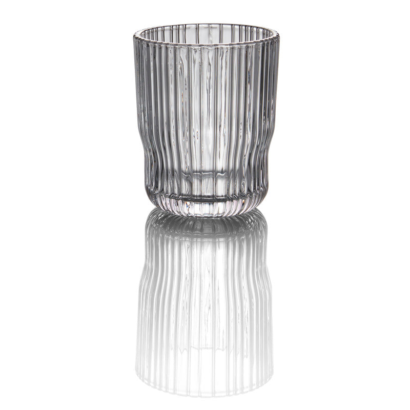 Glas mit geriffeltem Design.