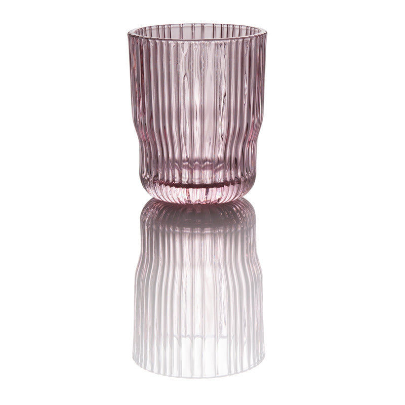 Rosa Glas mit geriffeltem Design.