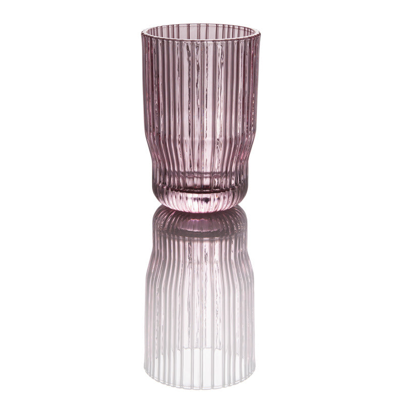 Gestreifter Glasbecher in Rosa.