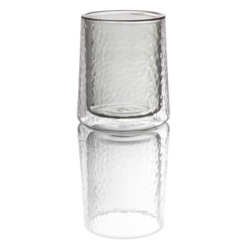 Glas mit strukturiertem Design.