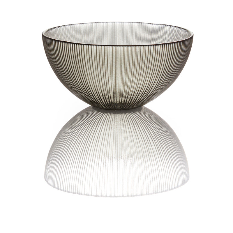 Schale mit reflektierender Oberfläche.
