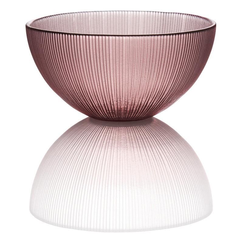 Elegante Schüssel mit reflektierender Oberfläche.