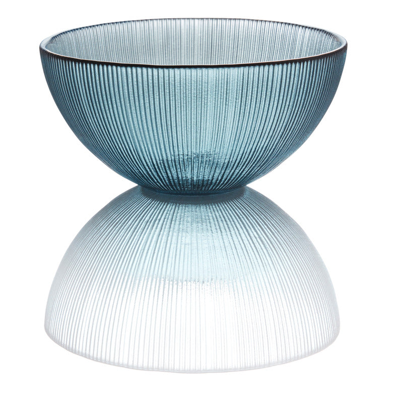 Blaue Glasschüssel mit Spiegelung.