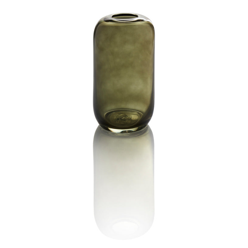Elegante Glasvase auf reflektierender Oberfläche.
