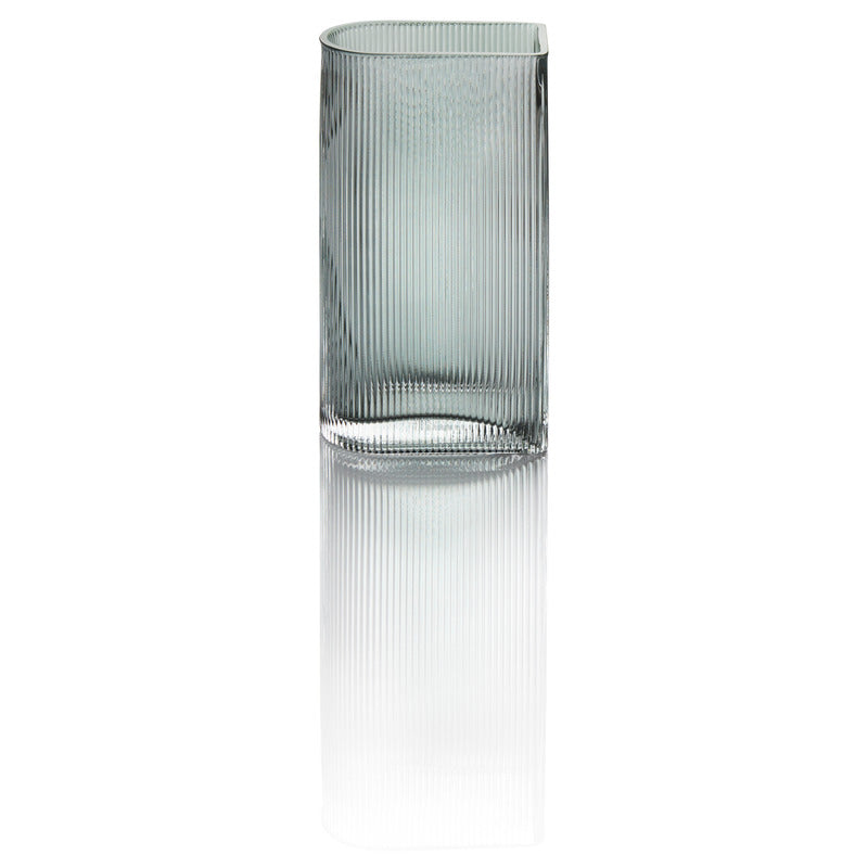 Glasvase mit geriffeltem Design.