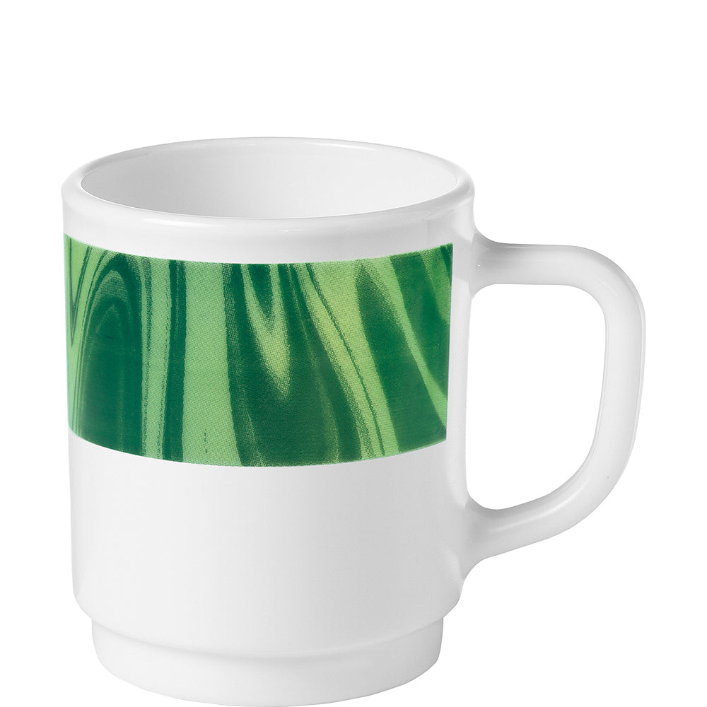 Weiße Tasse mit grünem Muster.