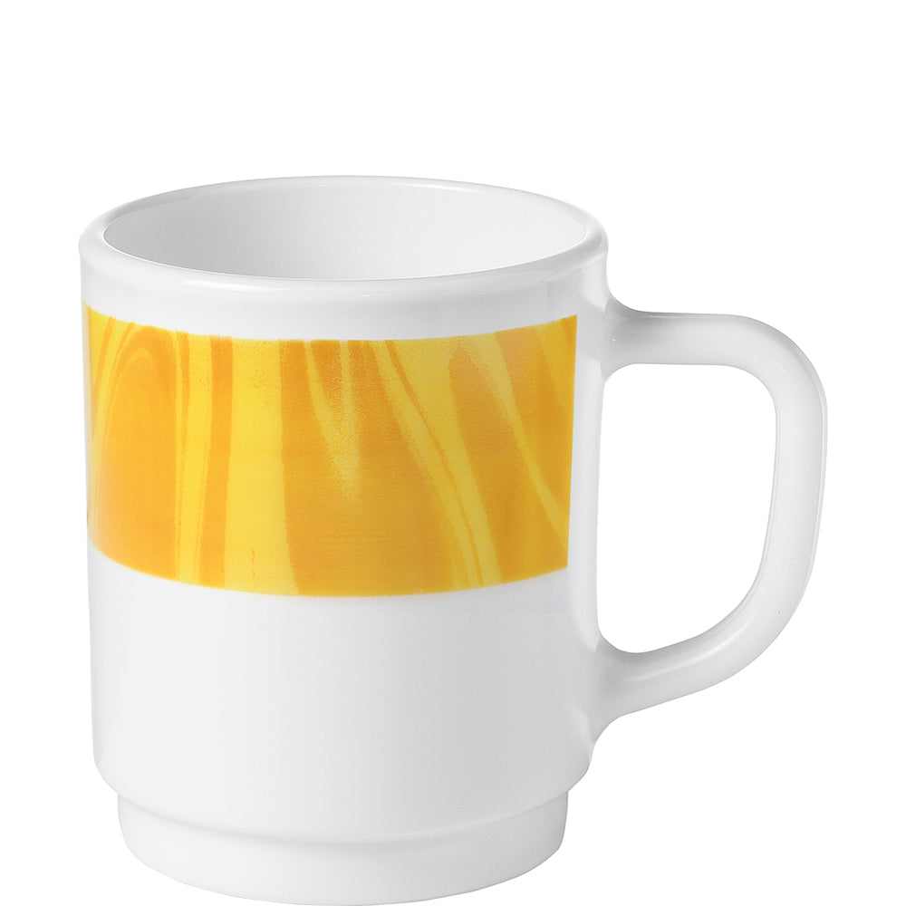 Weiße Tasse mit gelbem Muster.