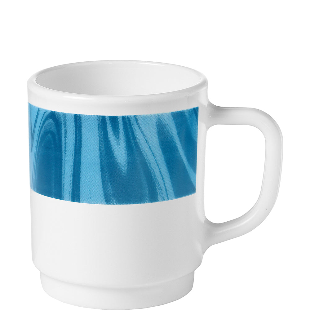 Weiße Tasse mit blauem Muster.