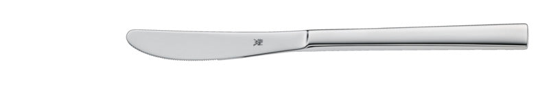 Silbernes Buttermesser auf Weiß.