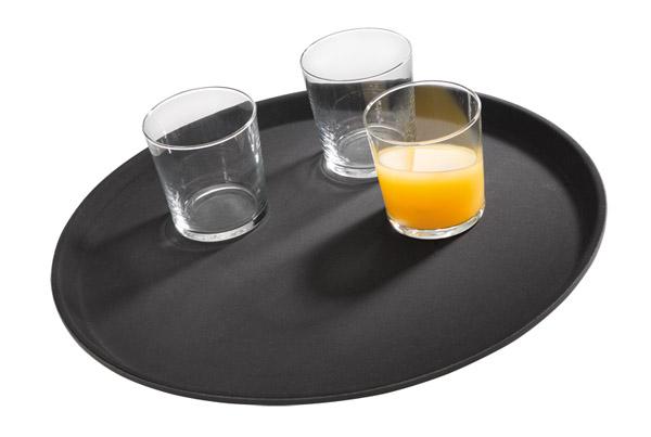 Leeres und gefülltes Glas auf Tablett