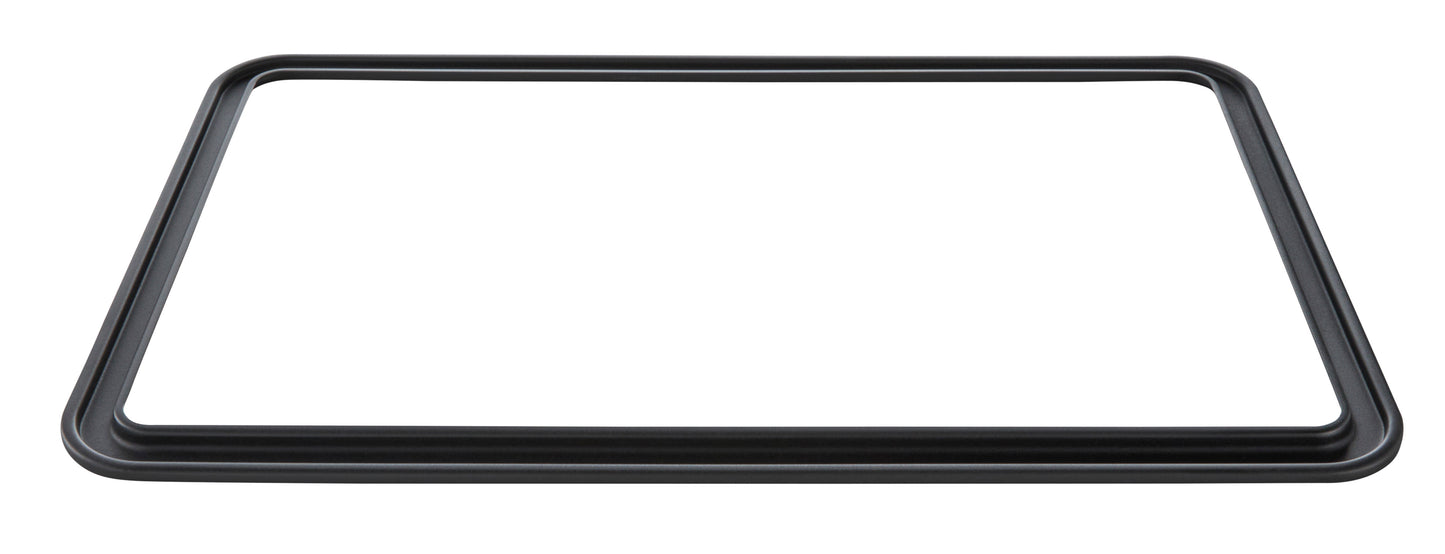 Silberne Suppenkelle auf weißem Hintergrund