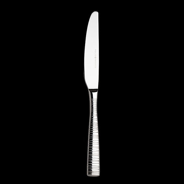Silbernes Messer auf schwarzem Hintergrund.