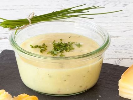 Suppe im Glas mit Kräutern.