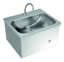 Edelstahlspüle mit Wasserhahn.
