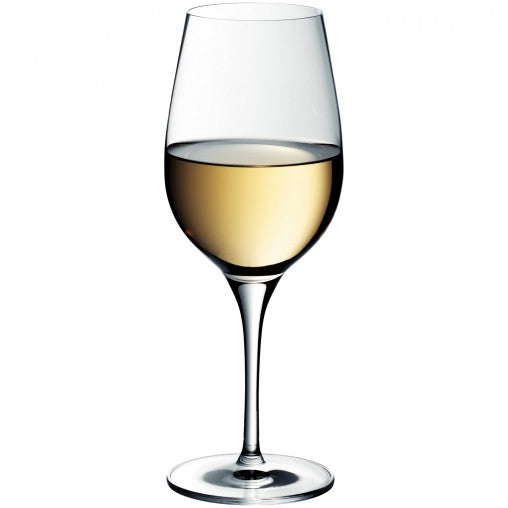 Weinglas mit Weißwein gefüllt.