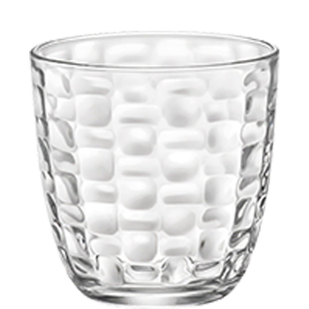 Glas mit strukturiertem Design.