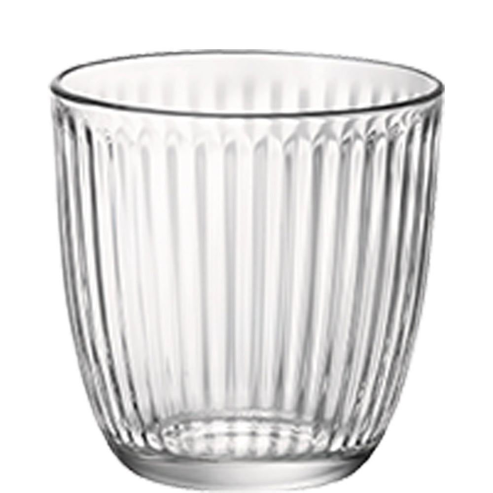 Klares geriffeltes Trinkglas leer