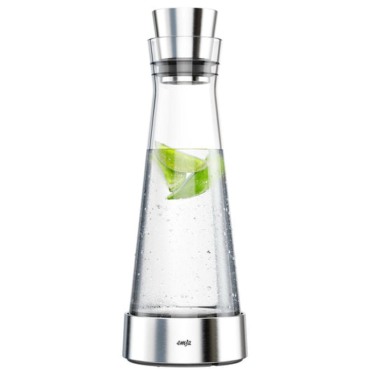 Karaffe mit Wasser und Limetten.