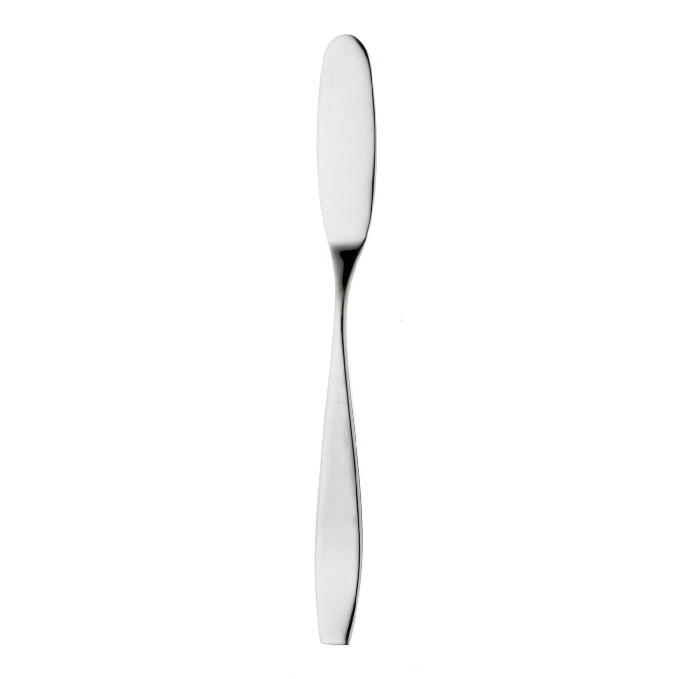 Silberner Buttermesser auf weißem Hintergrund.